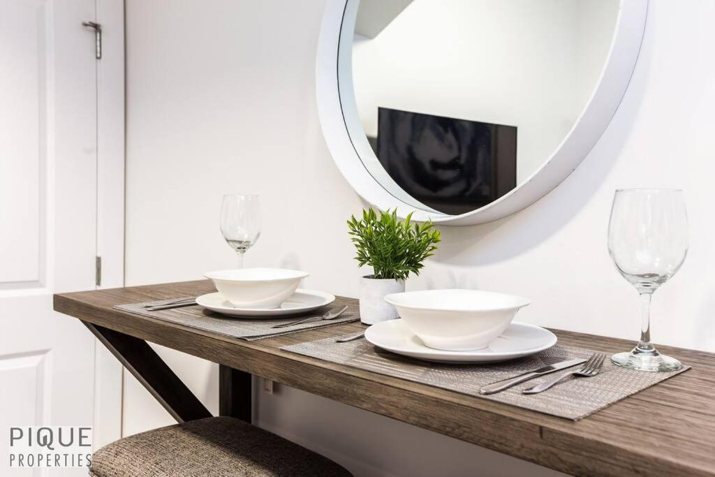 *New* Modern Suite King Bed! Netflix! Sleeps 4! Edmonton Exterior photo