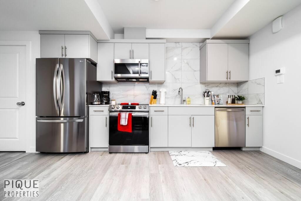 *New* Modern Suite King Bed! Netflix! Sleeps 4! Edmonton Exterior photo